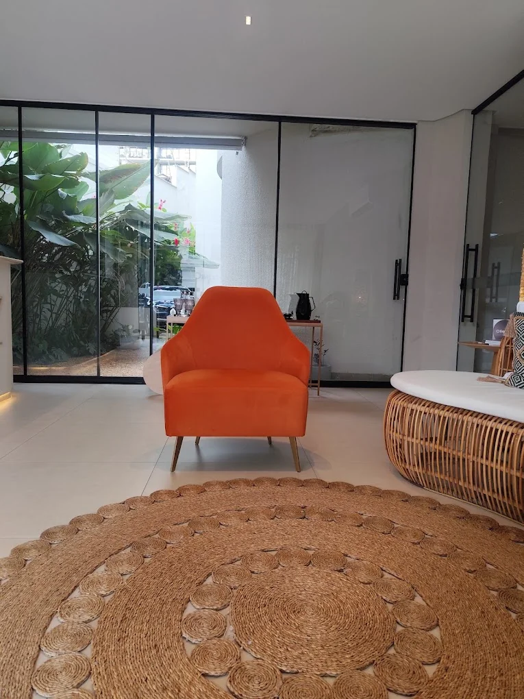 Lounge de espera biofílico e relaxante da Vizz Clinic Marista