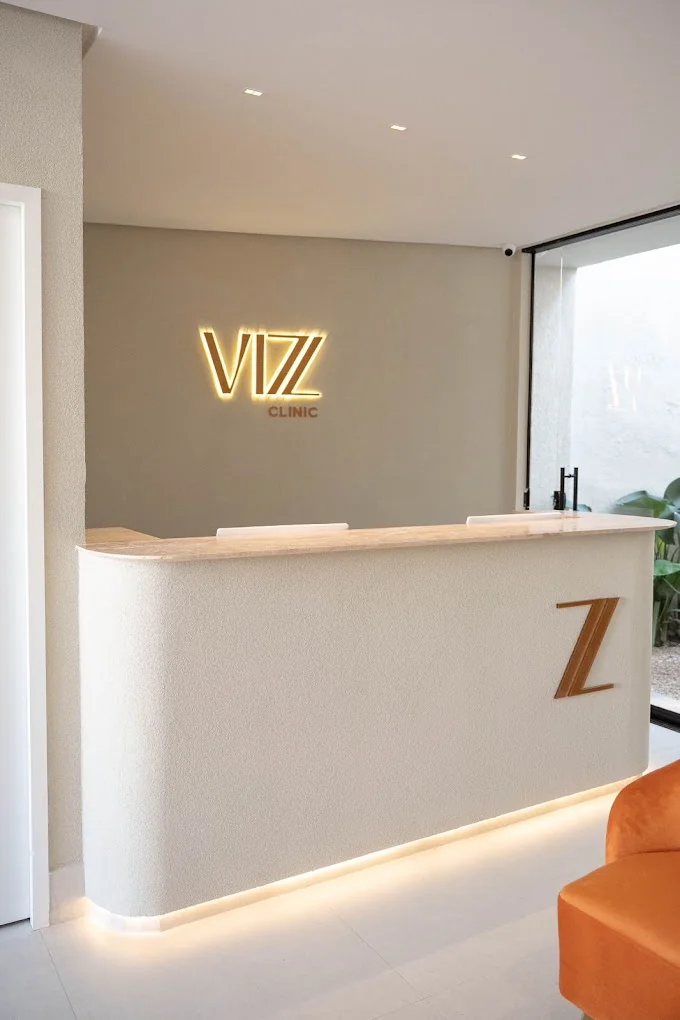 Recepção elegante e acolhedora da Vizz Clinic Setor Marista Goiânia